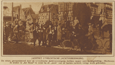 871076 Afbeelding van leden van de Utrechtsche Jachtvereeniging, bij het gemeentehuis te Zeist, tijdens de laatste ...